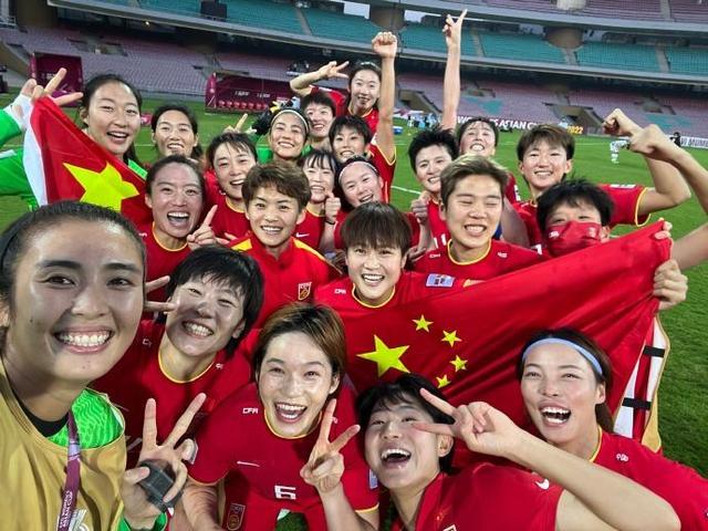 日本vs国足机场直播视频，一场直播照出的镜子，比比赛还真实